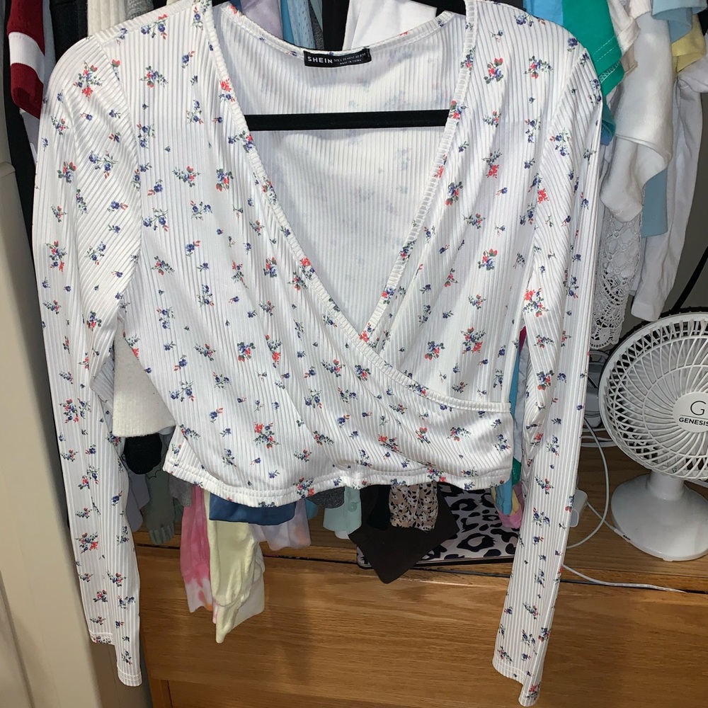 Cropped floral shirt size large